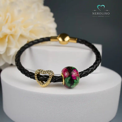 Großlochperle mit Tierhaaren und Blüten.