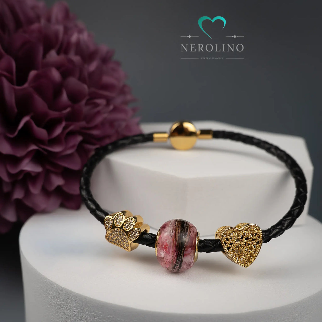 Großlochperle mit Blüten und Tierhaaren.