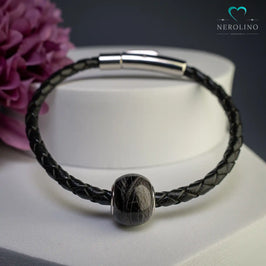 Großlochperle mit Tierhaaren am schwarzen Lederarmband.