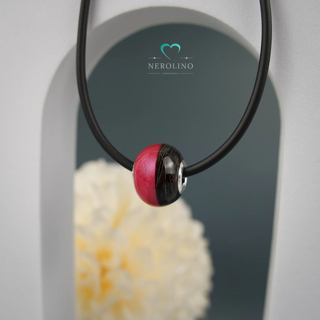 Großlochperle halb mit Tierfell und halb mit roter Glitzerfarbe. 