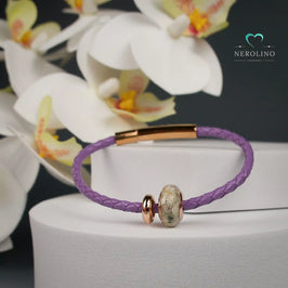 Mini-Großlochperle mit Tierasche am Lederarmband.