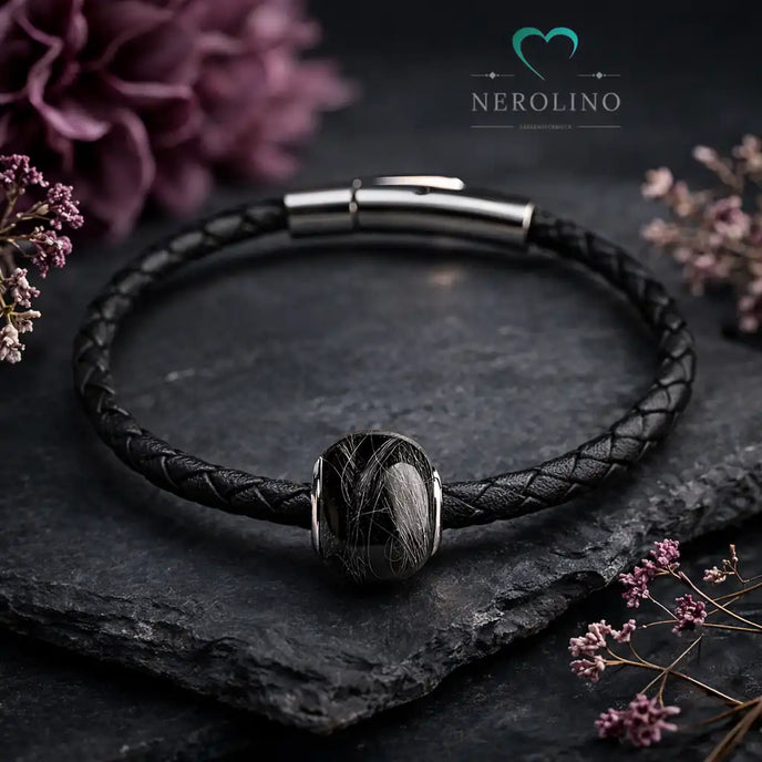 Großlochperle mit Tierhaaren am schwarzen Lederarmband.