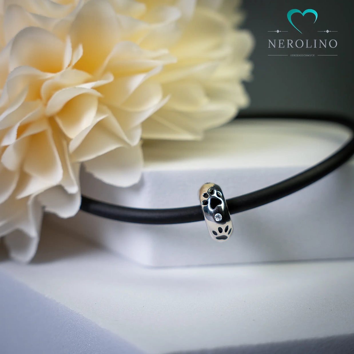 Stopperperle mit Pfötchenabdruck und Zirkonia in 925 Sterling Silber. 