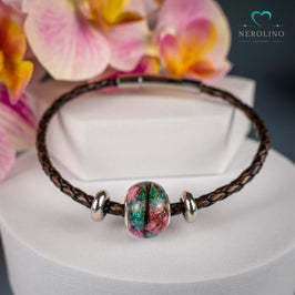 Grolochperle mit Blüten und Haaren. 