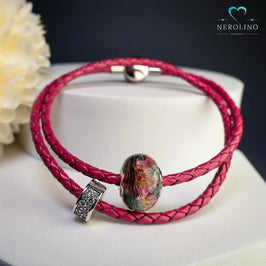 Großlochperle mit Blüten und Tierfell.