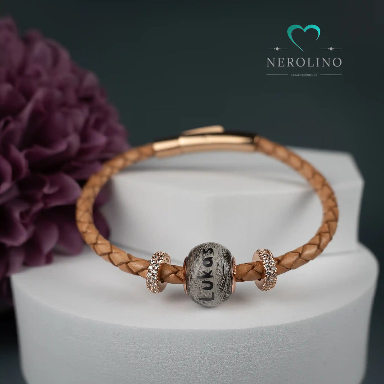 Großlochperle aus Tierhaaren mit Namen.