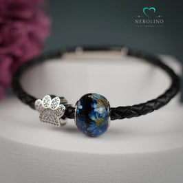 Großlochperle mit Haaren und Blüten. 