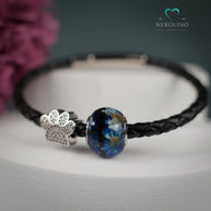 Großlochperle mit Haaren und Blüten. 