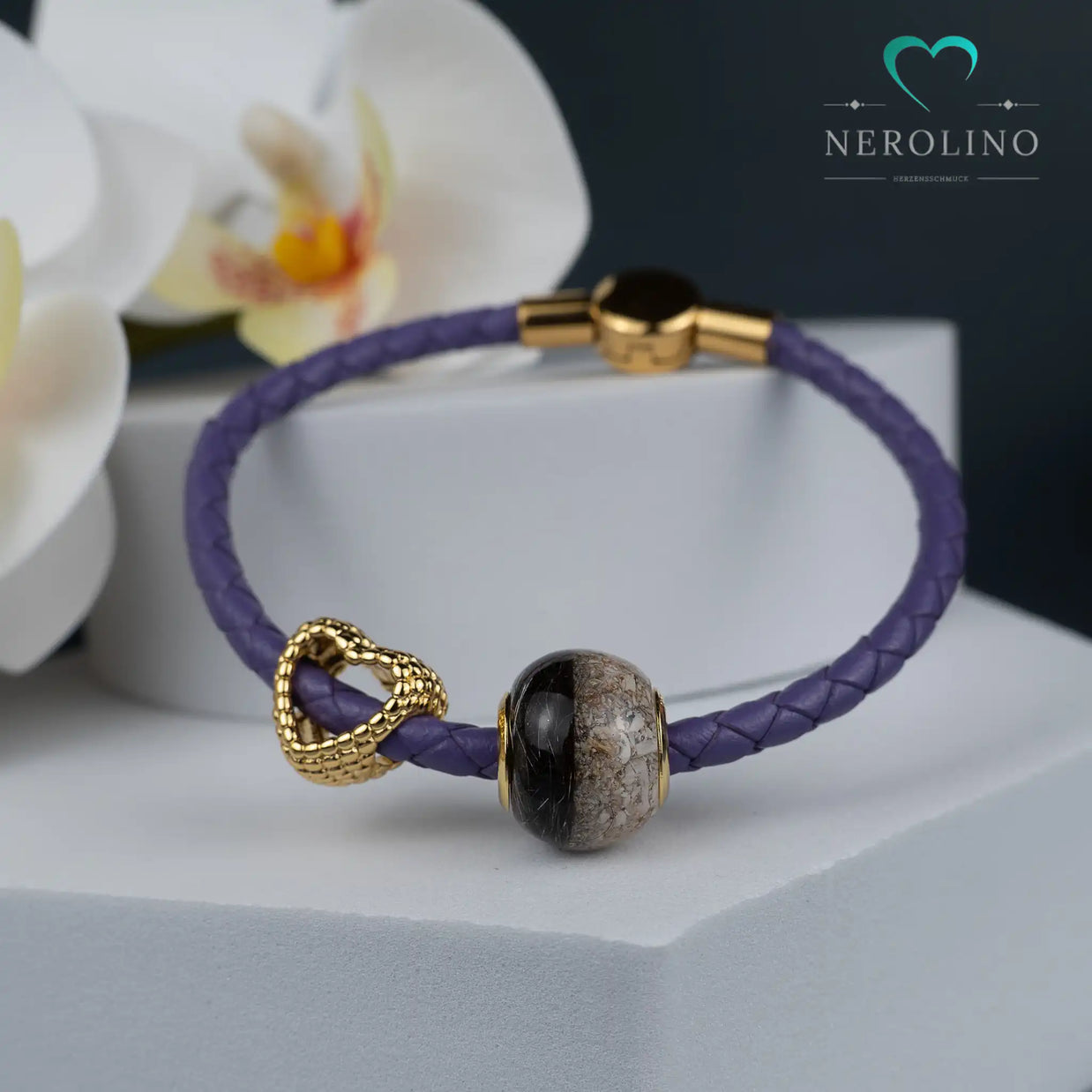 Großlochperle mit Tierhaaren und Asche am Kunstlederarmband.