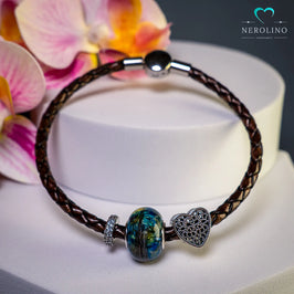 Großlochperle mit Tierfell und Blüten.