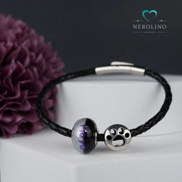 Großlochperle mit Tierhaaren und Namen am Lederarmband. 