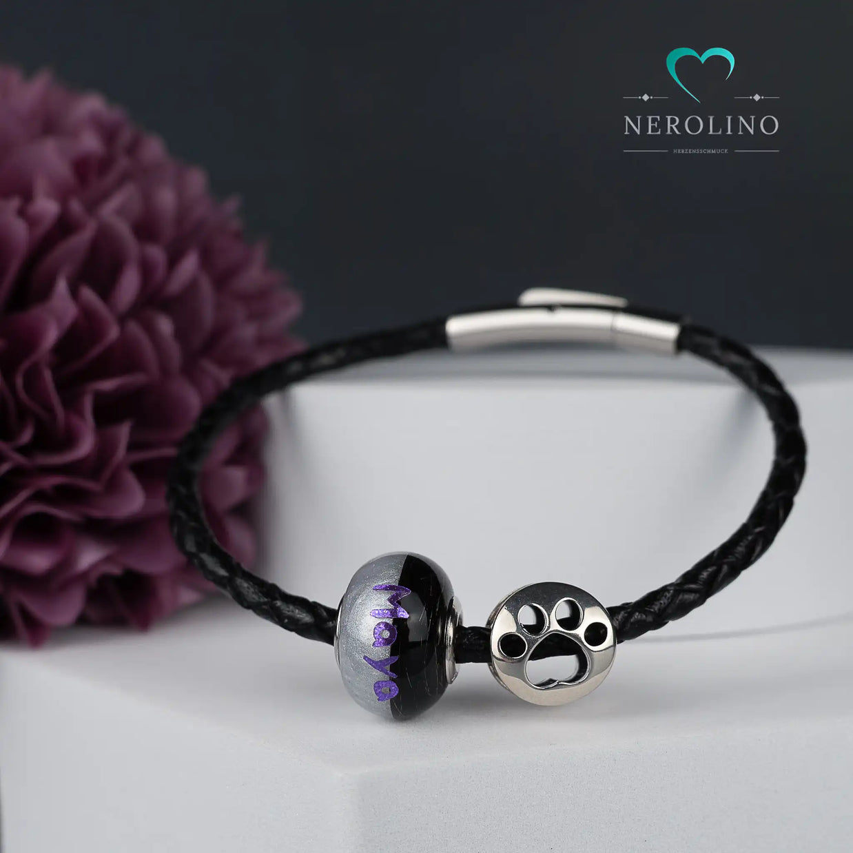 Großlochperle mit Tierhaaren und Namen am Lederarmband. 