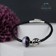 Großlochperle mit Tierhaaren und Namen am Lederarmband. 