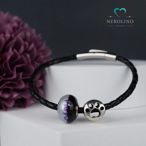 Großlochperle mit Tierhaaren und Namen am Lederarmband. 