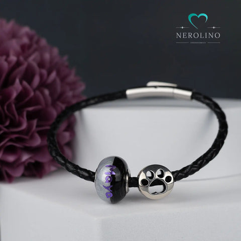 Großlochperle mit Tierhaaren und Namen am Lederarmband. 