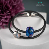 Großlochperle mit Haaren und Blüten am Kautschukband. 