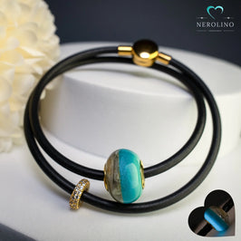 Großlochperle halb mit Asche und mit leuchtender Glitzerfarbe.