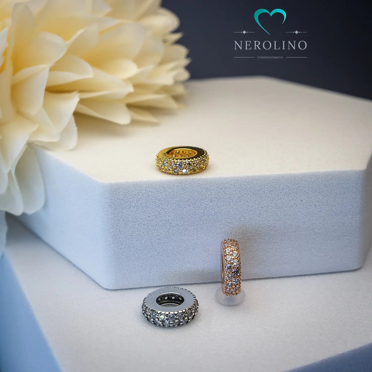 Kleine Perle mit Zirkonia in den Farben Silber, Gold und Roségold.