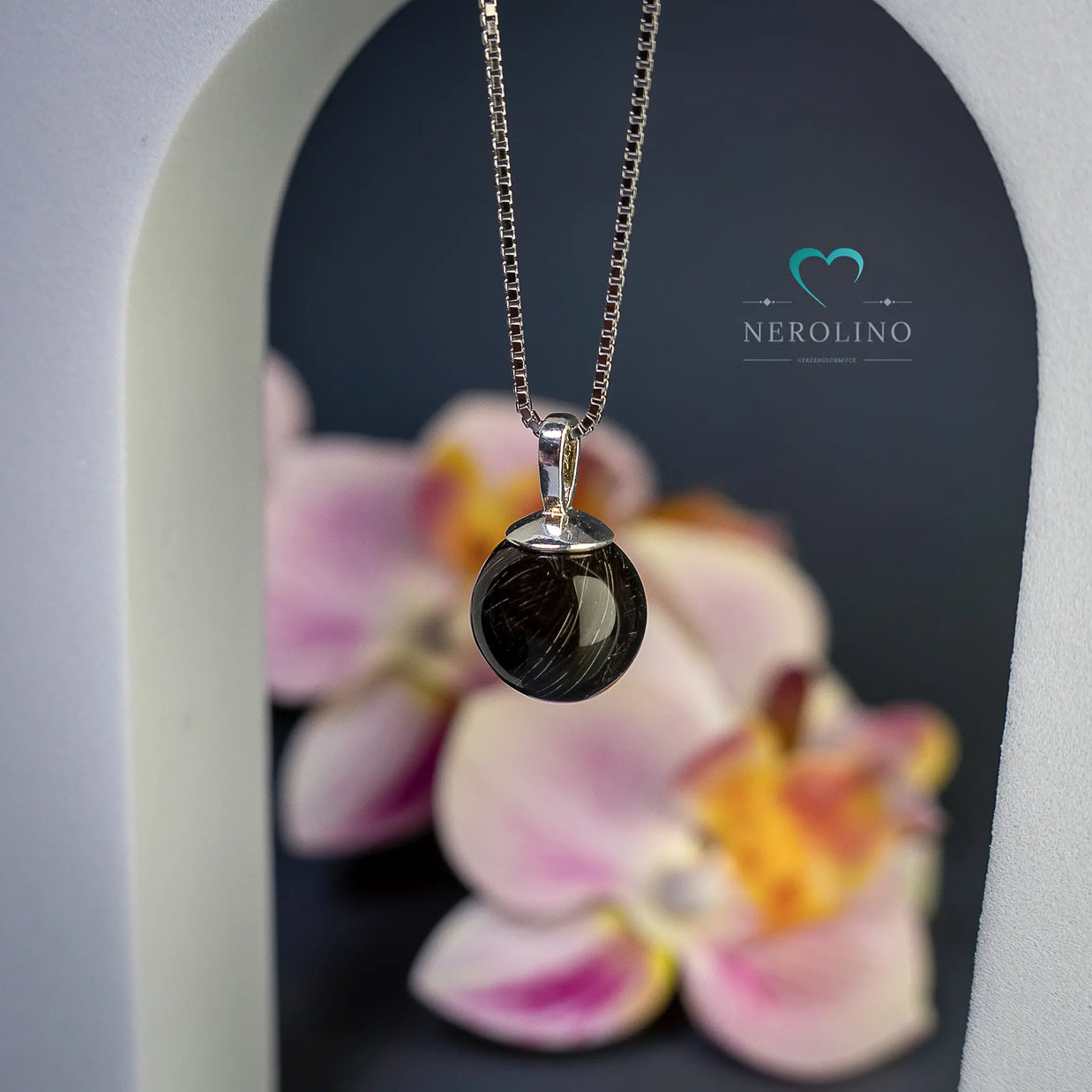 Perlenanhänger mit Tierfell und Sterling Silber. 