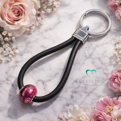 Schlüsselanhänger aus Kautschuk und Sterling Silber.