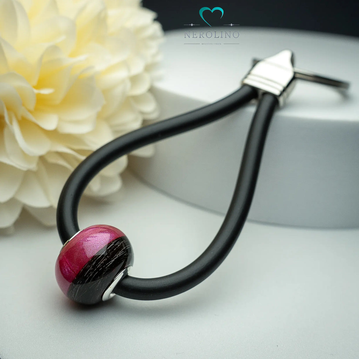 Schlüsselanhänger aus Kautschuk und Sterling Silber.