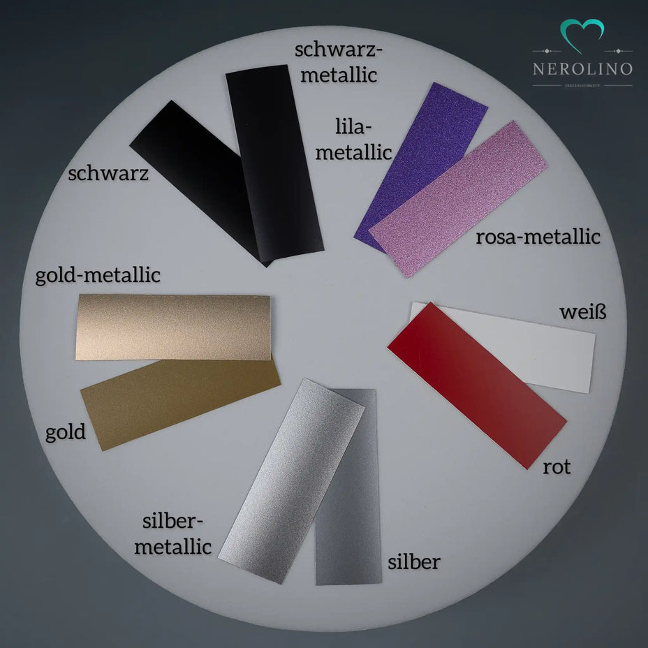 Verschiedene Schriftfarben für deinen Namen in Anhängern und Perlen.